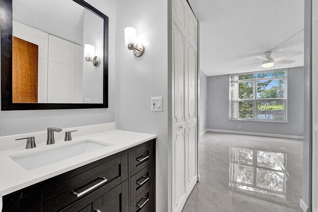 Building Photo - Beautiful 1 bedroom 1.5 Bath Condo on the ...