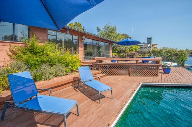 Building Photo - Coveted Belvedere Lagoon 2+bed/2baths plus...