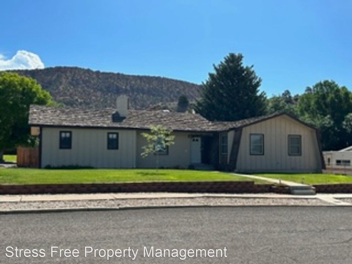 Primary Photo - 5 br, 3 bath House - 252 N. Highland Drive