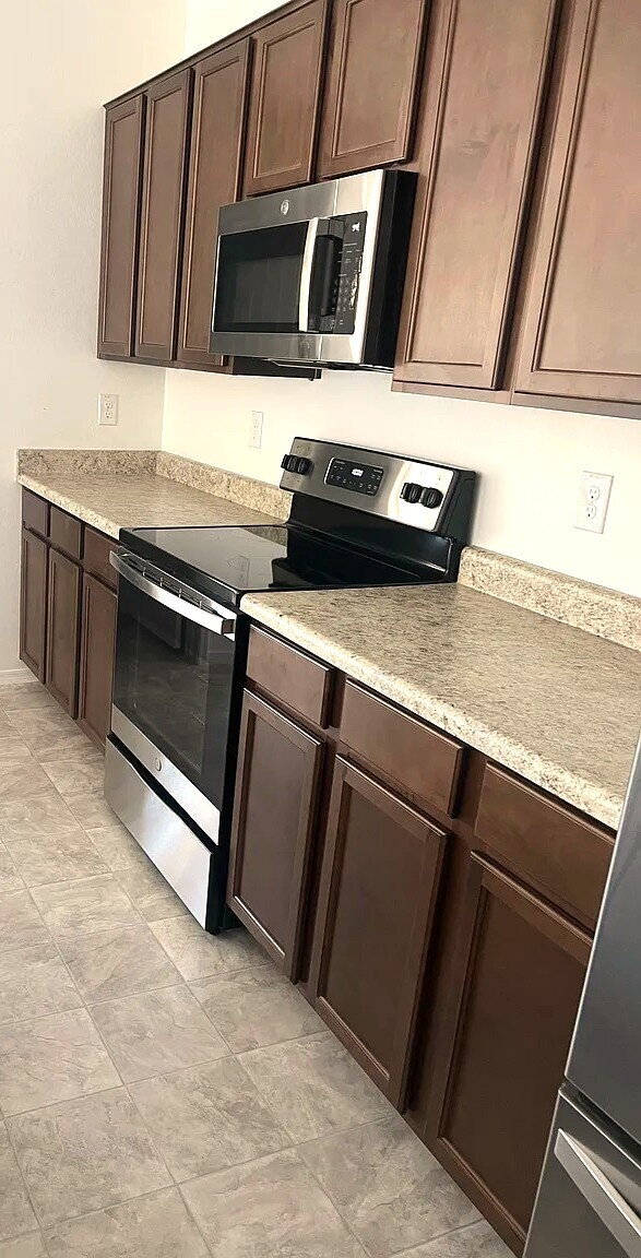 Foto del edificio - 4 BEDROOM RENTAL WITH 3 CAR GARAGE IN LOS PORTALES CASA GRANDE ARIZONA
