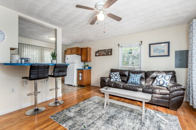 Building Photo - Seaside Splendor: 4BR House Close to Beach...