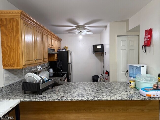 Building Photo - 751 Summer Ave