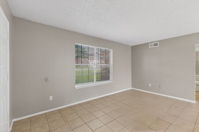 Foto del edificio - 8024 Cambridge Cir