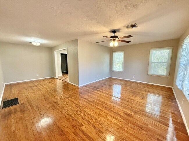 Foto del edificio - 329 W Main St