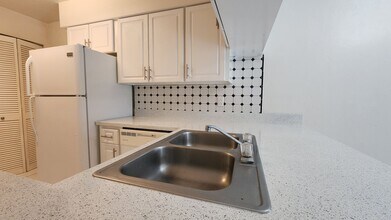 Building Photo - 2635 SW 35th Pl