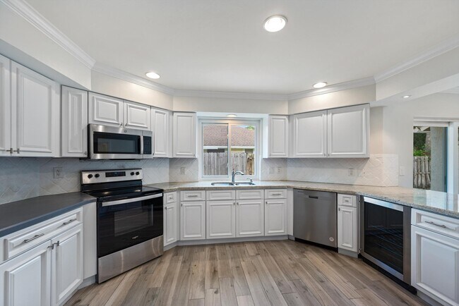 Foto del edificio - 13385 Kingsbury Dr