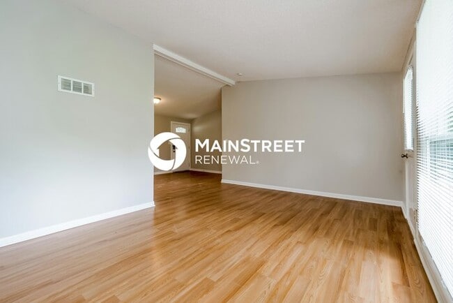 Building Photo - 4 Bedroom Pet-Friendly Home in OVERLAND PARK, KS with Main Street Renewal
