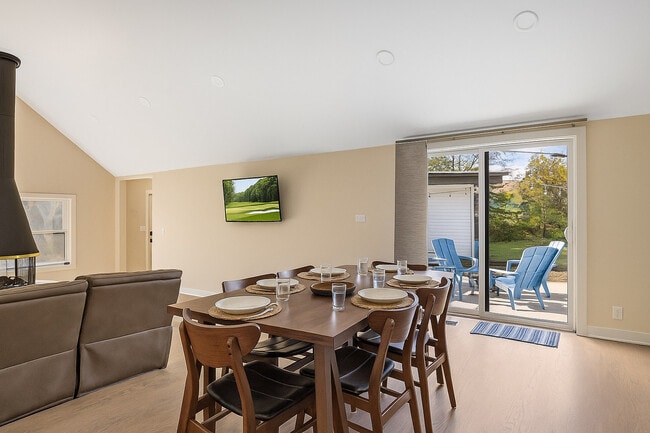 Building Photo - 190 Country Club Dr