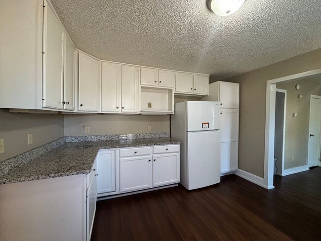 Foto del edificio - Great 2 bedroom plus den in a two-level ho...