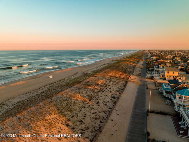 Building Photo - 1404 Oceanfront