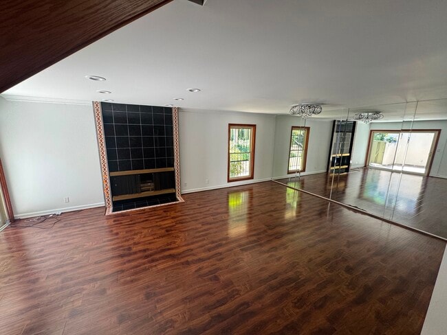 Building Photo - 4153 W Sarah St