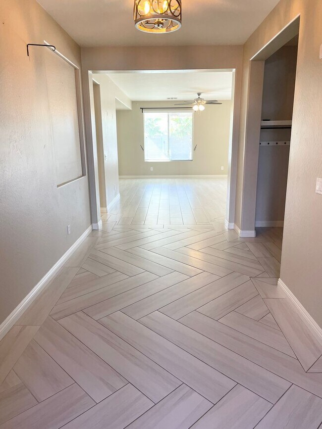 Foto del edificio - Beautiful Single Level 3 Bed/ 2 Bath + Den Home In Maricopa. Tons of Upgrades Throughout!