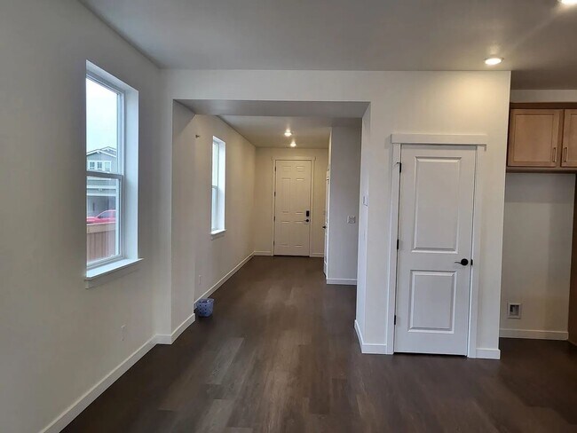 Foto del edificio - Beautiful, Almost Brand-New Single-Family Home for Rent