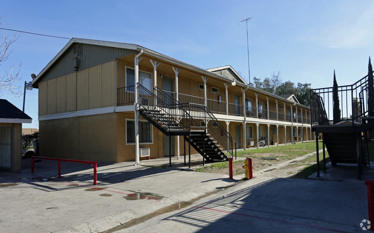 Primary Photo - 439 E Rialto Ave