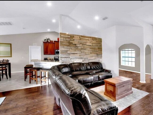 Foto del edificio - 4 Bedroom Single Family Home in Lakeland