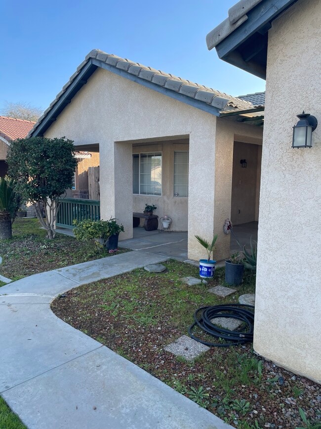 Foto del edificio - 4623 Kaytlain Ave