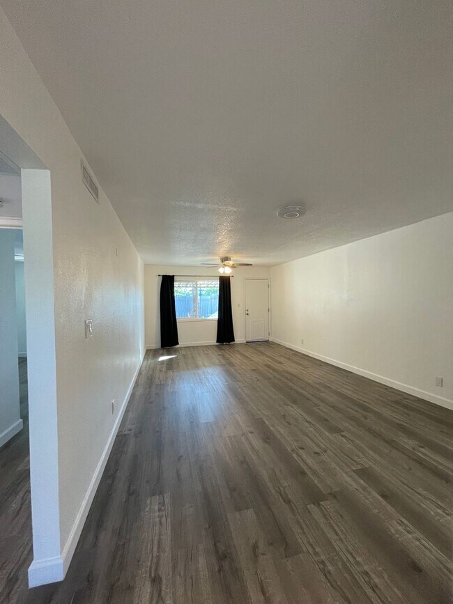 Building Photo - Spacious Duplex w/ New Upgrades!!
