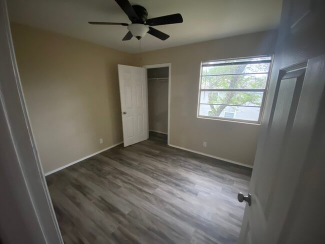 Building Photo - 400 Algerita Dr