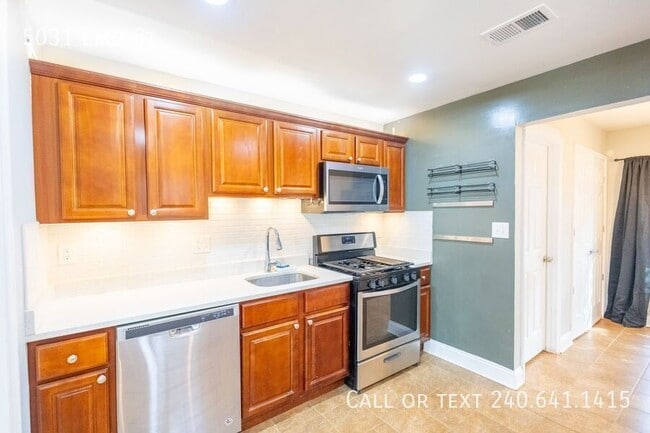 Building Photo - 5031 Emo St