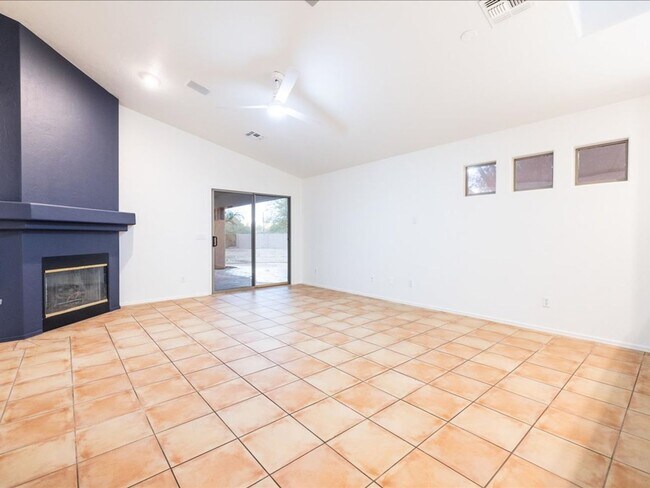 Building Photo - Charming 3 Bedroom Home with Desert Oasis Backyard &  Amenities!