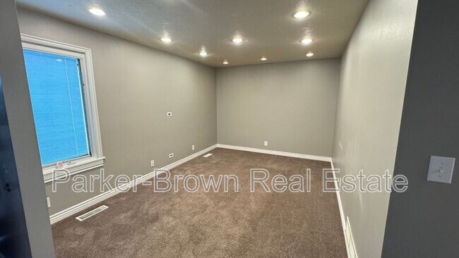 Building Photo - 204 E 735 S