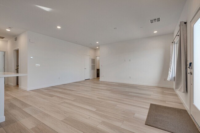 Foto del edificio - 900 Elmwood Frst Ln