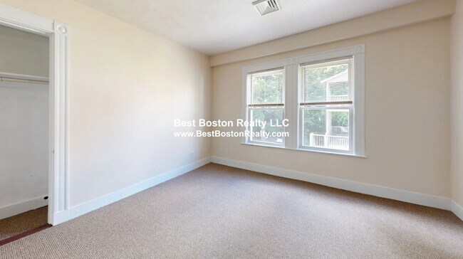 Building Photo - 10 Linden St