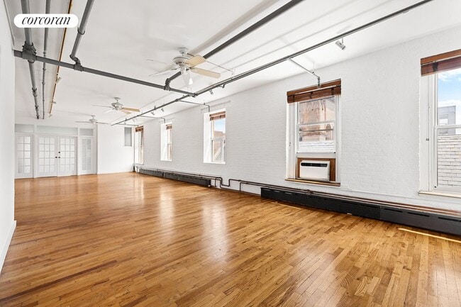 Building Photo - 405 E 13th St