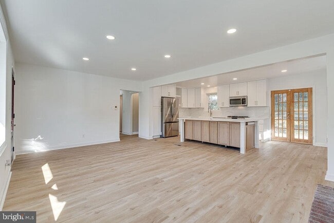 Building Photo - 869 Patrick Henry Dr