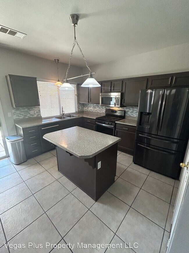 Building Photo - 4 br, 2.5 bath House - 1915 Chickasaw Drive