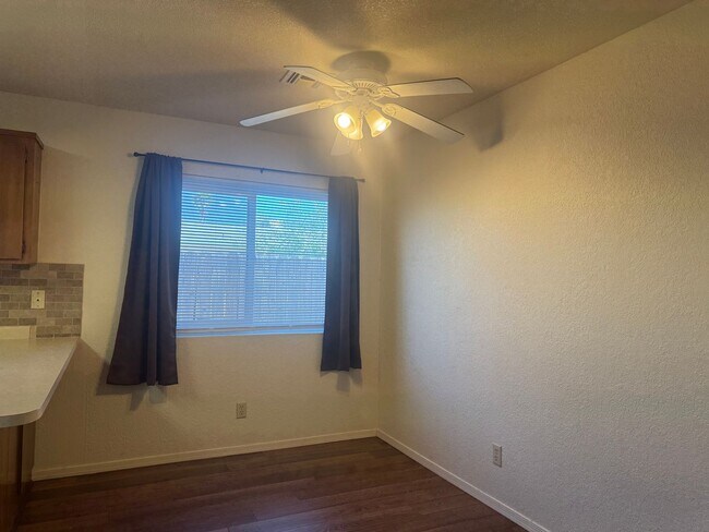 Foto del edificio - Charming 2-Bedroom Duplex with Fenced Backyard, Steps from the Colorado River