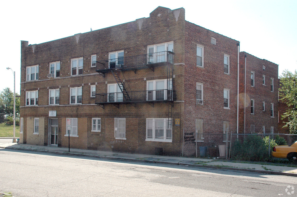 Foto del edificio - Ampere Apartment Plaza