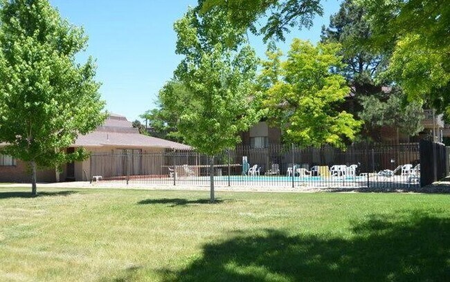 Foto del edificio - 2 Bed 1 Bath First Floor Corner Unit Manha...