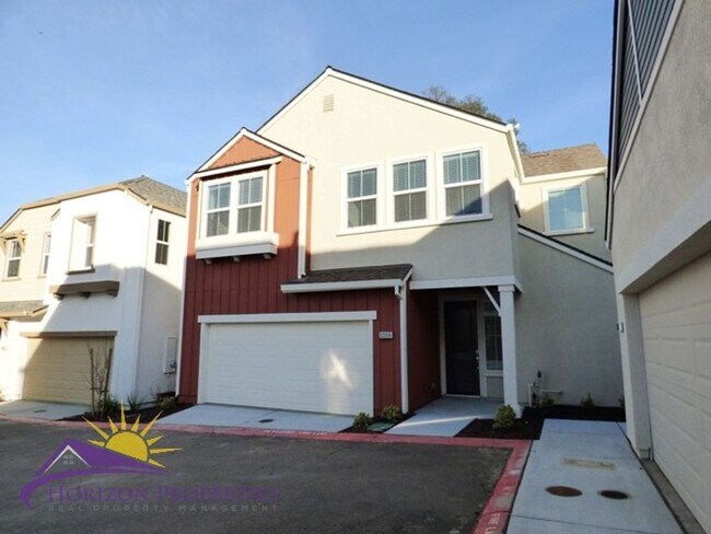 Foto del edificio - Modern 3 Bed 2.5 Bath 2,000sqft Fair Oaks ...