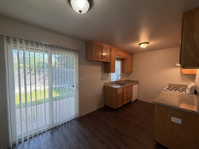 Foto del edificio - 1401 E Rumble Rd