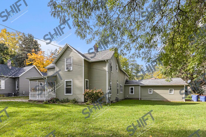 Primary Photo - 931 Emerald - updated 3 bedroom