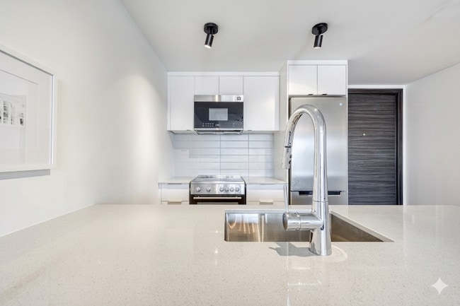 Building Photo - 5227 Boul Décarie