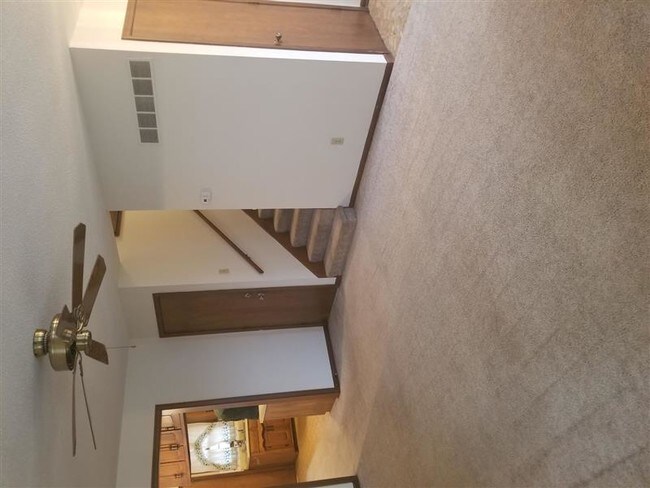 Building Photo - Convenient Location