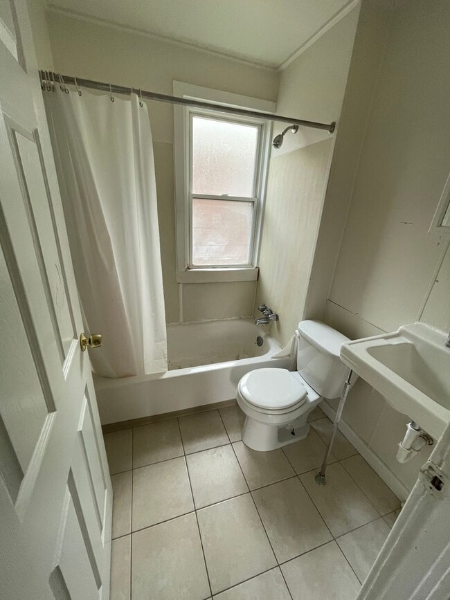 Building Photo - Clean 2BR up with offstreet parking and yard