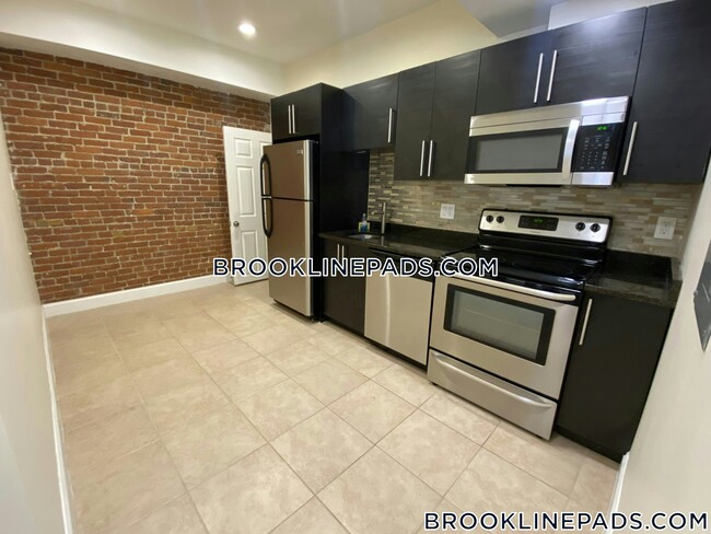 Building Photo - 1203 Beacon St