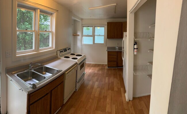 Building Photo - 2420 Mapleton Ave