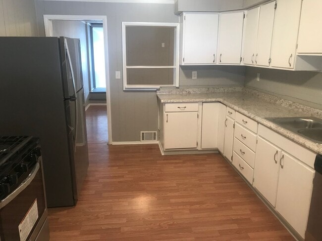 Building Photo - Charming 3 Bedroom, 1.5 Bathroom Residence...