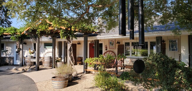 Foto del edificio - 910 Canyon Ridge Rd