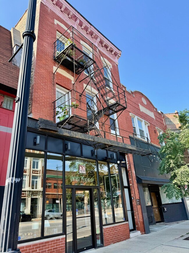Building Photo - 2545 W North Ave