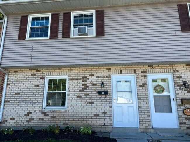 Building Photo - Welcome to this charming 2-bedroom, 1.5-ba...
