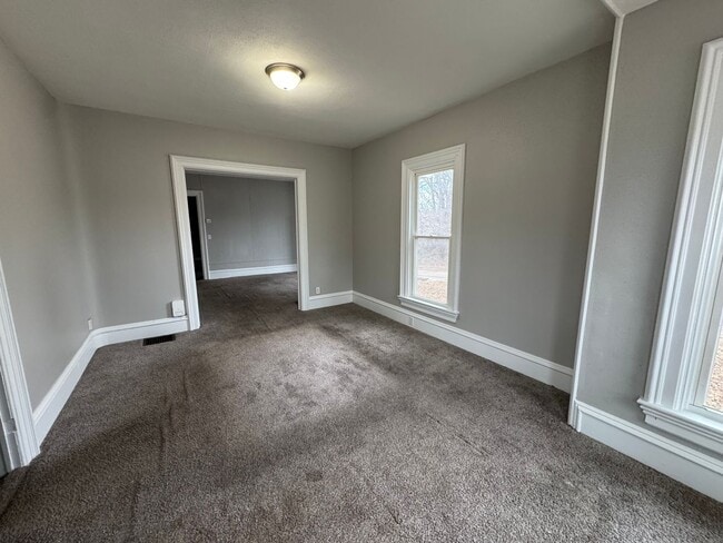 Building Photo - 5 bedroom 2 bath house in Moline