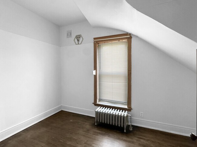 Building Photo - 1654 N Karlov Ave
