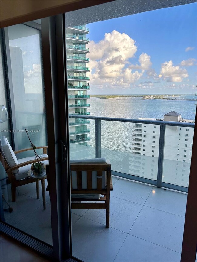 Foto del edificio - 1300 Brickell Bay Dr