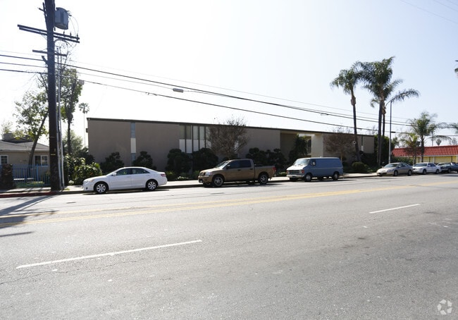 Building Photo - 14024 Oxnard St