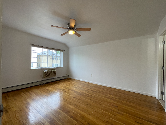Building Photo - 1635 Hering Ave